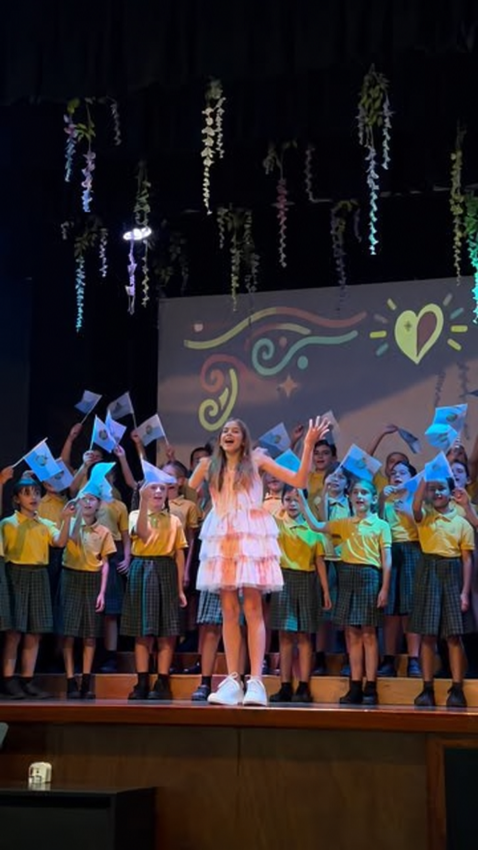 Violamarie Ledda canta Ruota panoramica insieme ai ragazzi di una scuola maltese
